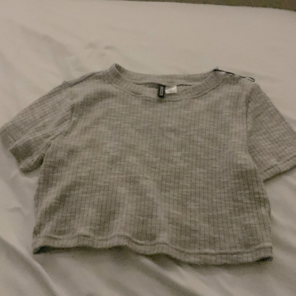 I’m selling a crop top it’s grey and white🤍🩶